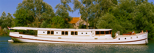 luxurious river yacht ROI du SOLEIL - Sanderson Yacht Charters